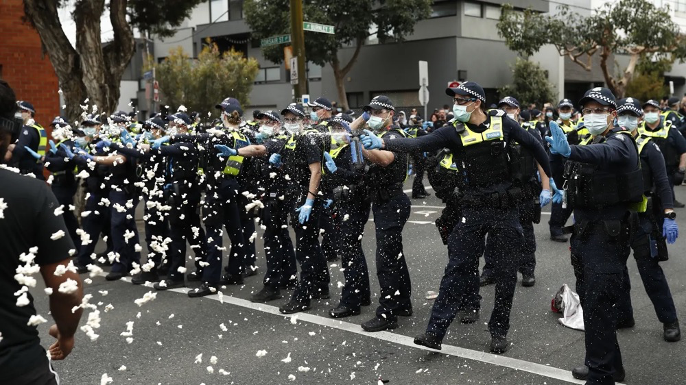 太下头了！澳洲各地反封锁游行再启！警方开启人海战术，仍然顶不住……