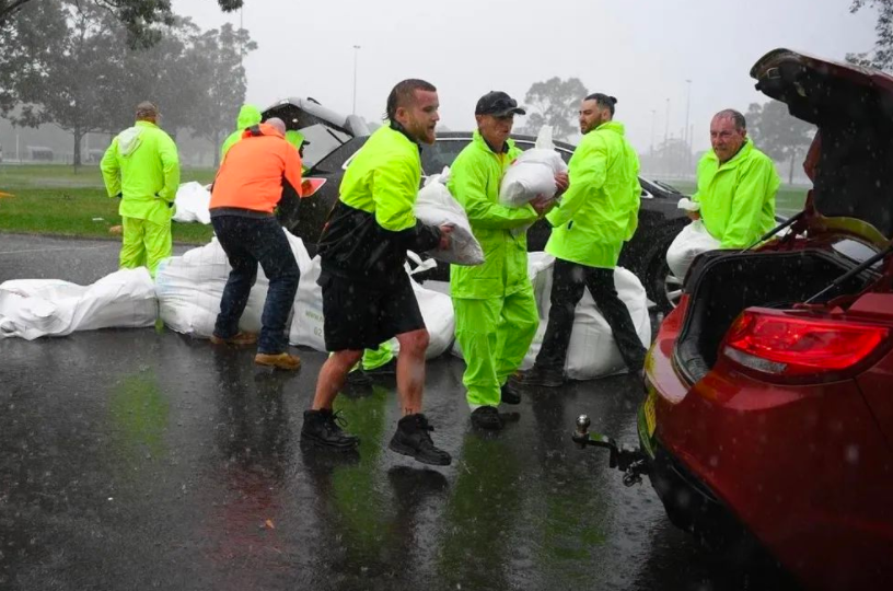 暴雨连连，悉尼也被淹了！民众紧急撤离。直击洪水现场，救援队连夜出动。