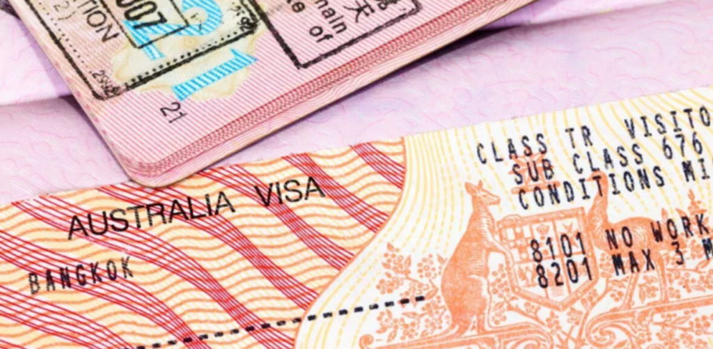澳总理敦促解决移民申请挤压！让签证持有人尽快入境！中国多省放宽隔离要求，留学生回国更方便了