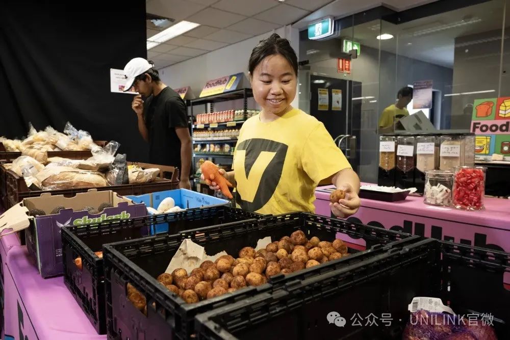 留学生自曝几周都吃不上饭！澳洲大学免费给学生发食品！学生宁愿排队苦等1小时领餐，申请救助人数增多！