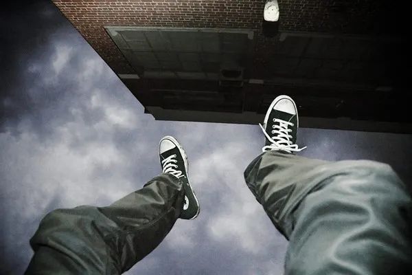 突发!20岁中国留学生从39楼跳下,当场死亡