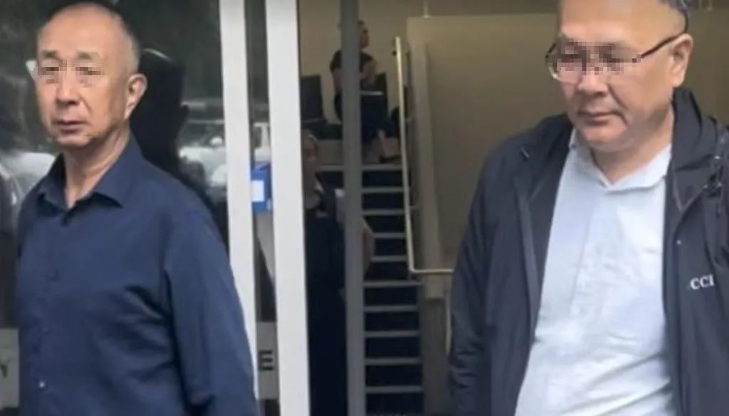 翻车了!中国大叔在悉尼海滩狂拍比基尼美女,结果被警察抓了
