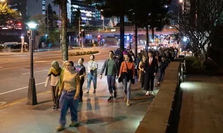 这次闹大了!上万人请愿处理种族歧视,殴打华人事件。5人被捕