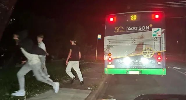这次闹大了!上万人请愿处理种族歧视,殴打华人事件。5人被捕